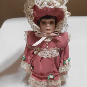 PRETTY VTG VICTORIAN STYLE PORCELAIN DOLL 10" BRUNETTE w/ PINK LACE TRIM OUTFIT